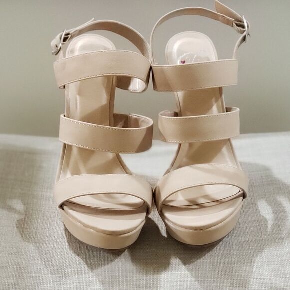 Sexy nude strapy heels - Picture 2 of 5